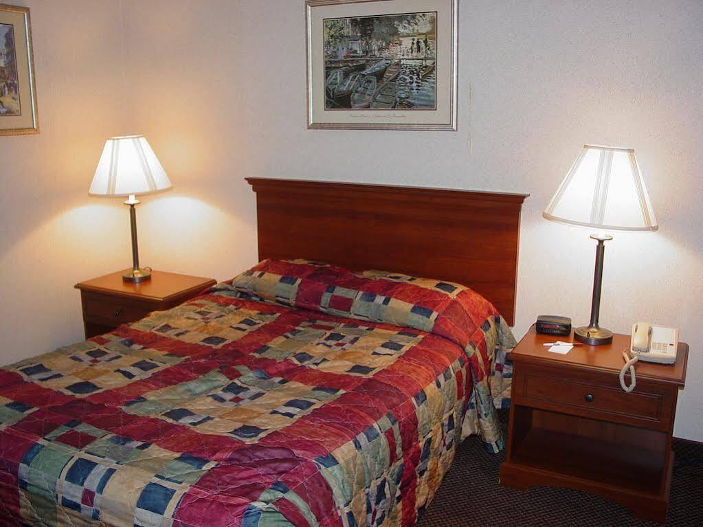 Lomira Inn And Suites Экстерьер фото