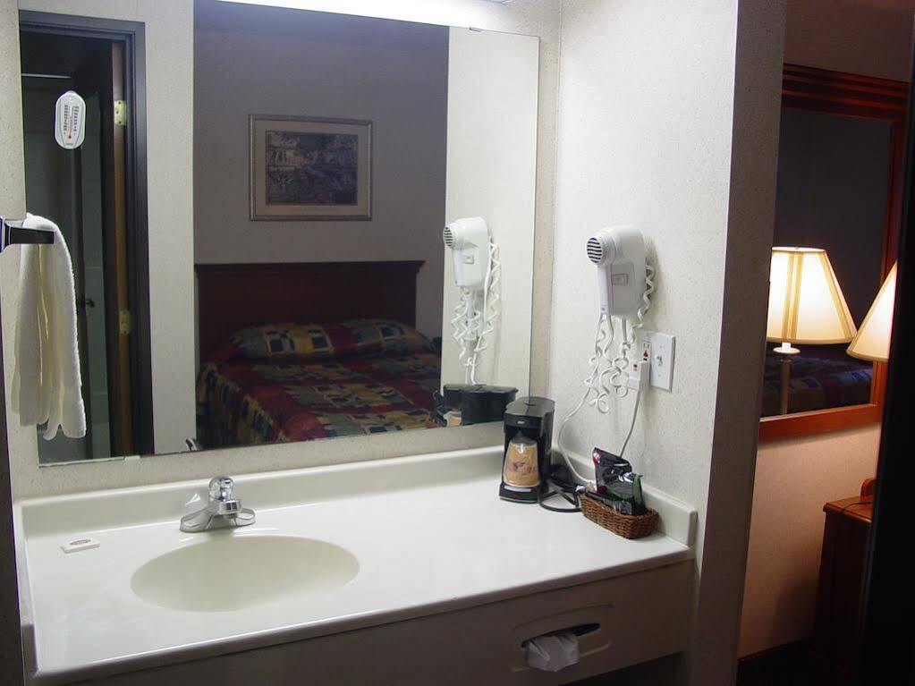 Lomira Inn And Suites Экстерьер фото